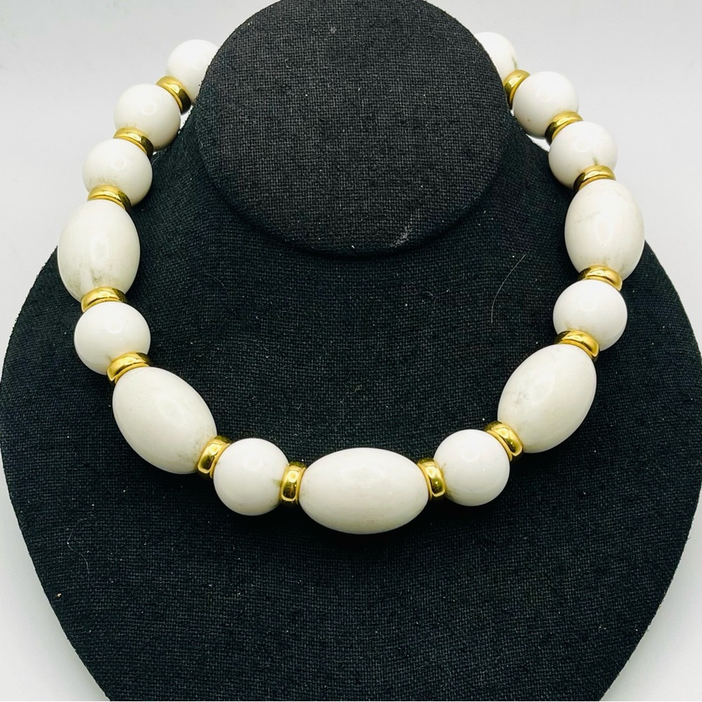 Chic Chunky Vintage Monet White and Gold Graduated Bead Necklace - Picture 2 of 14